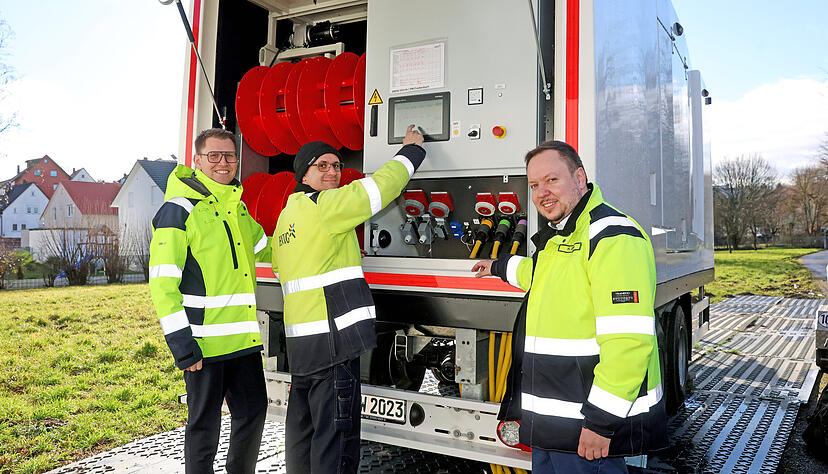 Stadtwerke-Geschäftsführer Erik Mai (links) und seine Mitarbeiter Markus Stattelmann (Mitte) und Hannes Gänse vor dem neuen mobilen Stromaggregat beim Pumpwerk Frankenbach. Fotos: Ralf Seidel Stadtwerke-Geschäftsführer Erik Mai (links) und seine Mitarbeiter Markus Stattelmann (Mitte) und Hannes Gänse vor dem neuen mobilen Stromaggregat beim Pumpwerk Frankenbach. Fotos: Ralf Seidel