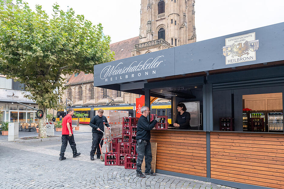 Am Stand der Genossenschaftskellerei Heilbronn werden am Dienstagvormittag Weine angeliefert.