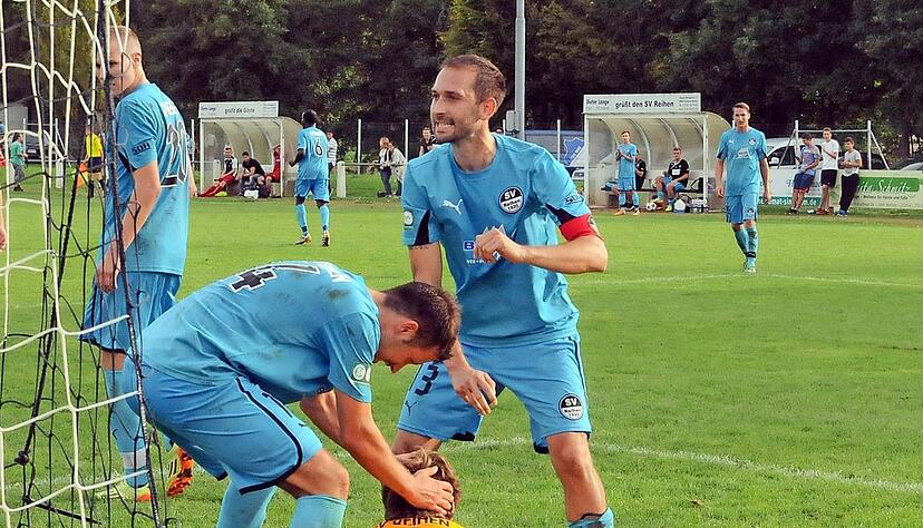 SV Reihens Torwart Christian Weinmann (mitte) wurde von seinen Mitspielern Jan Koprivnik (links) und Achim Oberli gefeiert, weil er gegenZuzenhausen II einen Elfmeter hielt. Auch im Spitzenspiel könnte er wieder wichtig werden.Foto: Klaus Krüger SV Reihens Torwart Christian Weinmann (mitte) wurde von seinen Mitspielern Jan Koprivnik (links) und Achim Oberli gefeiert, weil er gegenZuzenhausen II einen Elfmeter hielt. Auch im Spitzenspiel könnte er wieder wichtig werden.Foto: Klaus Krüger