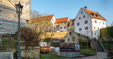 Die Sanierungsarbeiten von Schloss Liebenstein gehen gut voran. Doch der Blick auf die romantische Kulisse des Gebäudeensembles wird vom Innenhof her noch eine ganze Weile nicht ohne Baumaterialien zu haben sein.
Fotos: Christiana Kunz