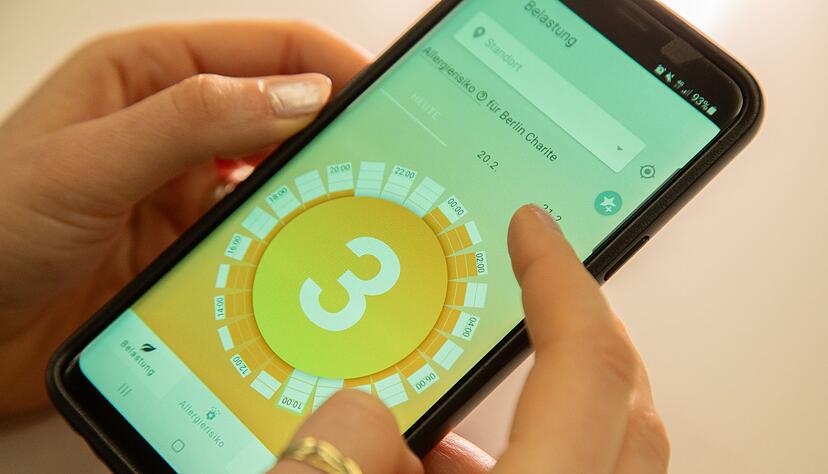 Mit Apps wie Pollen+ können Nutzer personalisierte Pollenflugvorhersagen erhalten und ihre Allergiesymptome basierend auf den gemeldeten Pollendaten verwalten. Mit Apps wie Pollen+ können Nutzer personalisierte Pollenflugvorhersagen erhalten und ihre Allergiesymptome basierend auf den gemeldeten Pollendaten verwalten.