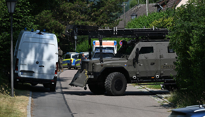 Ein offenbar gepanzertes Fahrzeug der Polizei steht am Einsatzort. Ein offenbar gepanzertes Fahrzeug der Polizei steht am Einsatzort.
