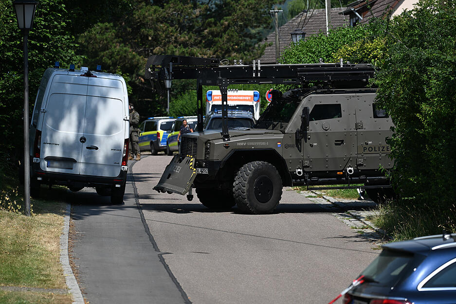 Ein offenbar gepanzertes Fahrzeug der Polizei steht am Einsatzort. Ein offenbar gepanzertes Fahrzeug der Polizei steht am Einsatzort.