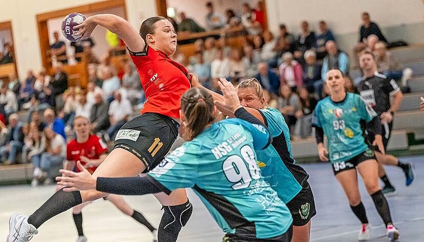 Zehn Tore und damit fast 35 Prozent aller Treffer ihrer Mannschaft erzielte Paula Hofer beim Auswärtsspiel in Ismaning. Zum Sieg reichte das jedoch nicht. Zehn Tore und damit fast 35 Prozent aller Treffer ihrer Mannschaft erzielte Paula Hofer beim Auswärtsspiel in Ismaning. Zum Sieg reichte das jedoch nicht.