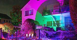 Das Horrorhaus in Grantschen hofft an Halloween auf zahlreiche Besucher. Rund ums Haus gibt es viel zu sehen. Das Gartentor wird geöffnet.