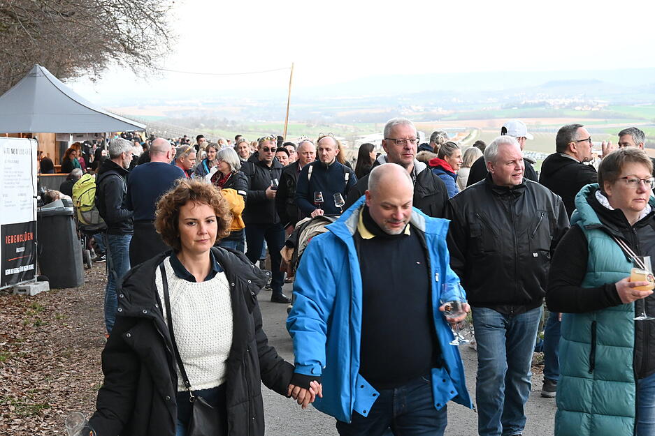 Mit den Weingläsern machen sich die Besucher beim Rebenglühen auf durch die Weinberge.