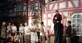 Es war ein besonderes Ereignis: Vor der Fachwerkkulisse in S&uuml;lzbach wurde das Historienspiel "Freiheyt - Dod und Deifel" in Erinnerung an den Bauernkrieg vor 500 Jahren aufgef&uuml;hrt.