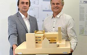 Die Planung steht: Ditib-Vorsitzender Erdinc Altuntas und Architekt Matthias Müller präsentieren das Modell für den Neubau der Moschee mit Kulturzentrum.