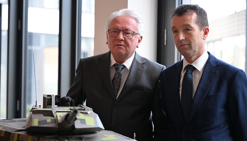 Papperger und Escribano bei einem Modell des Rheinmetall-Kampfpanzers Panther.