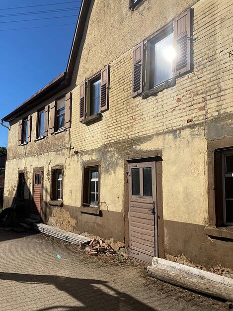 Seit knapp zehn Jahren steht ein altes Bauerhaus mitten im Bretzfelder Teilort Weißlensburg leer.