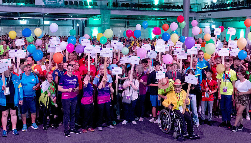 Stimmungsvoller Moment bei der Er&ouml;ffnung der Landesspiele der Special Olympics: Einmarsch der Delegationen.