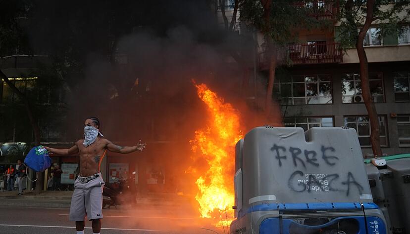 In Barcelona ist eine Demonstration gegen Israels Militäreinsatz im Gazastreifen in Gewalt umgeschlagen. In Barcelona ist eine Demonstration gegen Israels Militäreinsatz im Gazastreifen in Gewalt umgeschlagen.