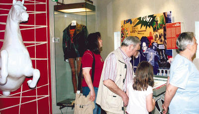Die Jeans ist mehr als eine Hose. Das Mustang-Museum lockte am Tag der offenen Tür viele Besucher nach Künzelsau. Das Konzept, auch sehr privat über die Gründerfamilien Hermann und Sefranek zu informieren, überzeugte die Gäste.Foto: Henry Doll Die Jeans ist mehr als eine Hose. Das Mustang-Museum lockte am Tag der offenen Tür viele Besucher nach Künzelsau. Das Konzept, auch sehr privat über die Gründerfamilien Hermann und Sefranek zu informieren, überzeugte die Gäste.Foto: Henry Doll