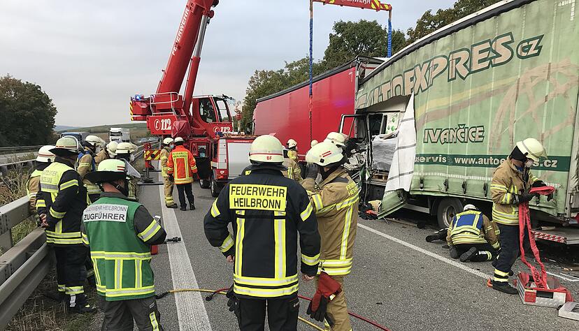 Im Oktober stirbt ein Lkw-Fahrer auf der A6 bei Wimmental, als er am Stauende auf einen 40-Tonner auffährt. In diesem Jahr sind bereits mindestens fünf Menschen bei Lkw-Unfällen auf Autobahnen in der Region ums Leben gekommen.
Foto: Archiv/Hoffmann Im Oktober stirbt ein Lkw-Fahrer auf der A6 bei Wimmental, als er am Stauende auf einen 40-Tonner auffährt. In diesem Jahr sind bereits mindestens fünf Menschen bei Lkw-Unfällen auf Autobahnen in der Region ums Leben gekommen.
Foto: Archiv/Hoffmann