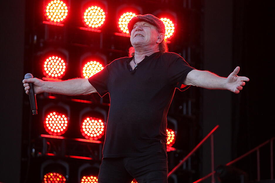 Neben Gitarrist Angus Young, einzig verbliebenes Gründungsmitglied, lag der Fokus auf Sänger Brian Johnson, der seit 1980 Teil der Band ist.