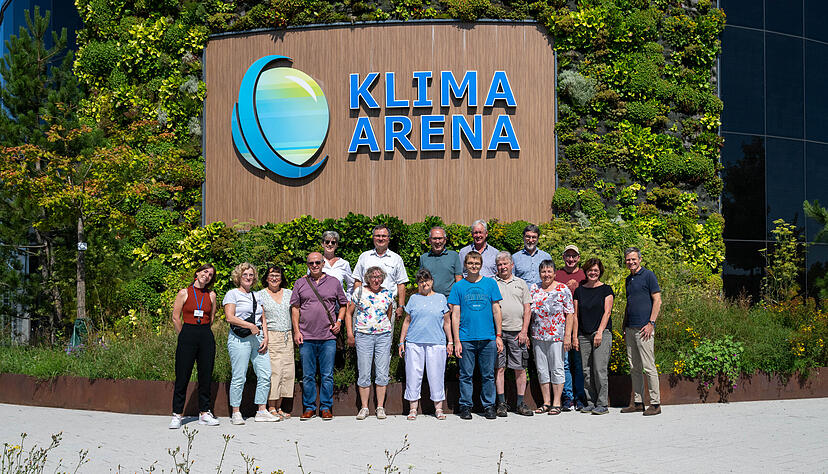 15 Leserinnen und Leser der Heilbronner Stimme waren zu Besuch in der Sinsheimer Klima-Arena.
