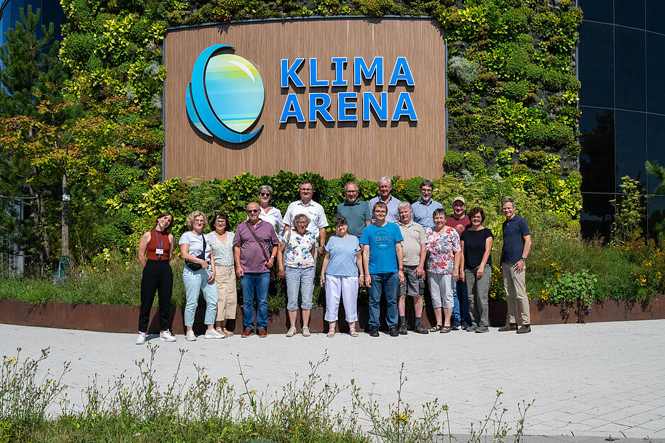 15 Leserinnen und Leser der Heilbronner Stimme waren zu Besuch in der Sinsheimer Klima-Arena.
