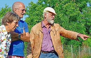 Gottfried May-Stürmer (v.r.) zeigt Klaus und Margret Scheer, was in ihrem Garten alles los ist. Foto: Christian Gleichauf Gottfried May-Stürmer (v.r.) zeigt Klaus und Margret Scheer, was in ihrem Garten alles los ist. Foto: Christian Gleichauf