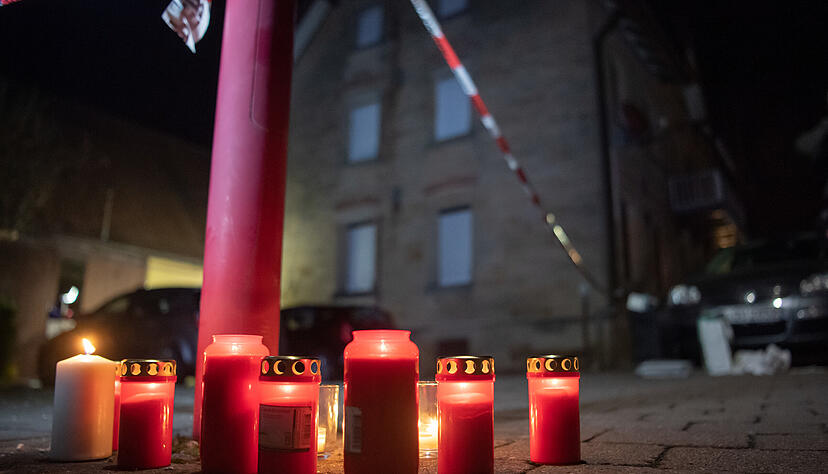 Nach Schüssen in Rot am See haben Menschen Kerzen vor dem Tatort aufgestellt. Nach Schüssen in Rot am See haben Menschen Kerzen vor dem Tatort aufgestellt.