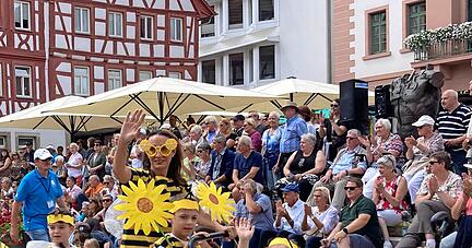 Die Bienen sind los. Kinderg&auml;rten sind beim Umzug prominent vertreten.