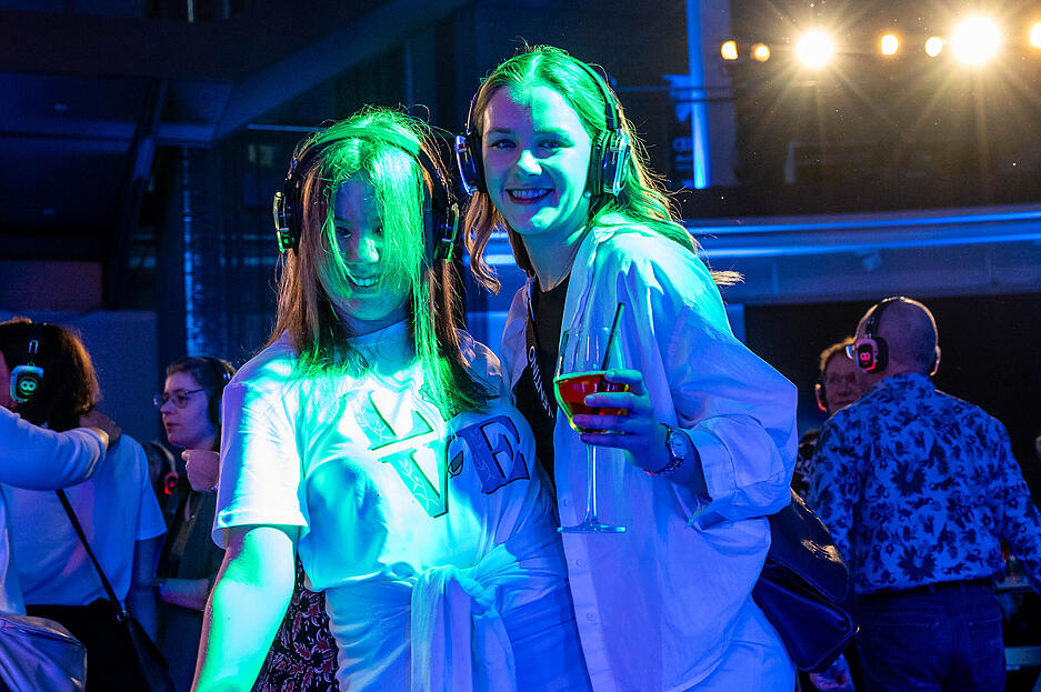 Party mit Kopfh&ouml;rern: Silent-Disco im Audi-Forum in Neckarsulm