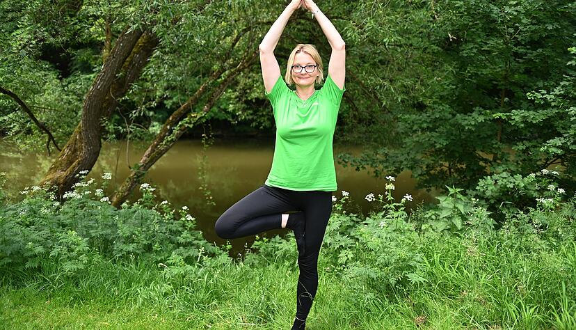 Bei der AOK Heilbronn-Franken unterstützen Trainerinnen wie Sandra Wittmann dabei, mehr Ruhe und Entspannung in den Alltag zu integrieren. Bei der AOK Heilbronn-Franken unterstützen Trainerinnen wie Sandra Wittmann dabei, mehr Ruhe und Entspannung in den Alltag zu integrieren.