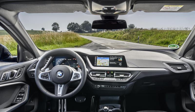 Der Einser verfügt nun über einen großen Touchscreen und ein Bediensystem, das auf Gesten und Sprache reagiert und dem Fahrer einen digitalen Co-Piloten zur Seite stellt.