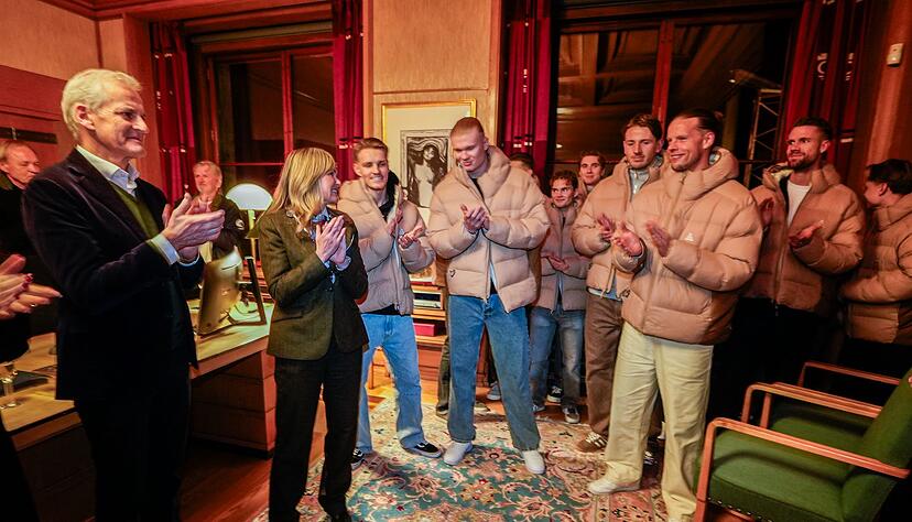 Ministerpräsident Jonas Gahr Støre gratuliert Norwegens Nationalteam zu WM-Qualifikation. Ministerpräsident Jonas Gahr Støre gratuliert Norwegens Nationalteam zu WM-Qualifikation.