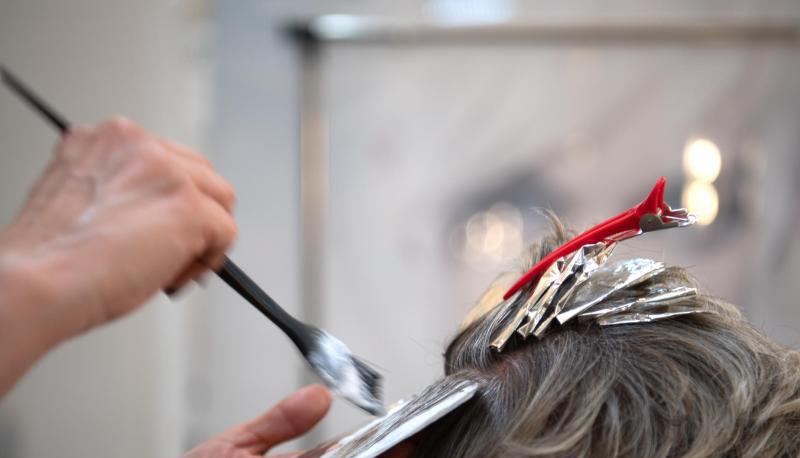 Geimpfte und Genesene können nun zum Beispiel wieder ohne negativen Corona-Test zum Friseur gehen.