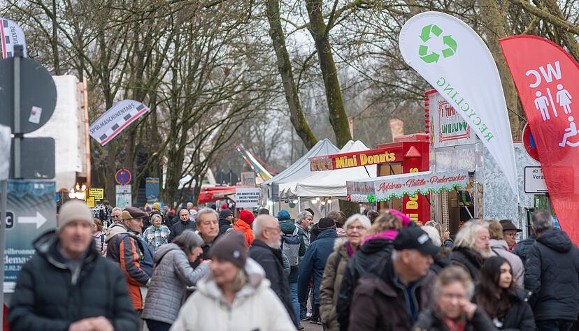 Trotz des regnerischen Wetters lassen sich am Samstag mehrere Tausend Besucher den Pferdemarkt 2026 an dem neuen dezentralen Standort nicht verderben.