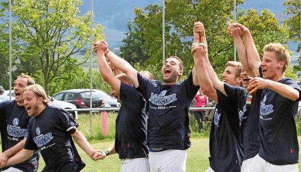 Jubel der Erleichterung. Endlich ist es geschafft, der SV Leingarten ist Meister der Bezirksliga und steigt in die Landesliga auf.Fotos: Alexander Bertok