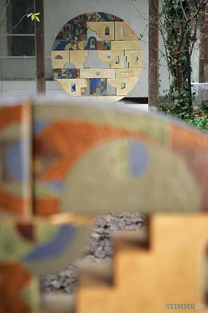 2008: Ein Blick vom Garten in die Atelierwerkstatt von Lee Babel zur Jahresendausstellung. Formale Strenge der Bauhaustradition trifft auf mediterrane Leichtigkeit und fl&auml;chige Farbkomposition.