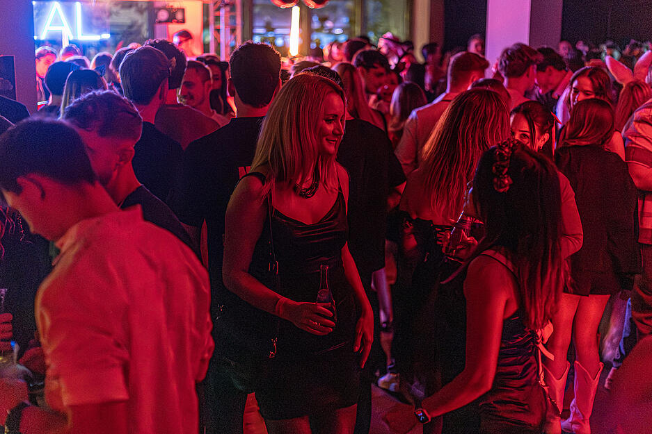 Die Tenno Sushi Lounge wurde an Halloween zu einem Dancefloor. Gäste kamen mit und ohne Kostüm zu der Party.