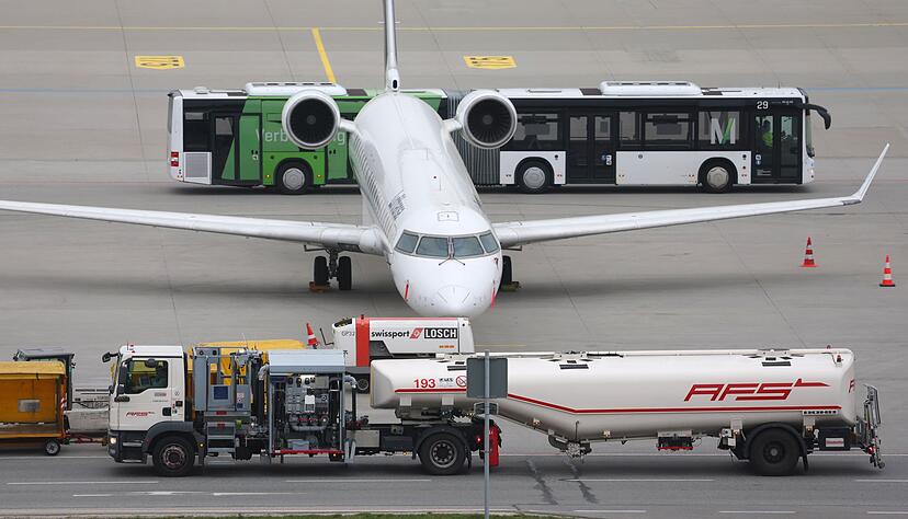 Knappheit bei Kerosin k&ouml;nnte das Fliegen teurer machen.