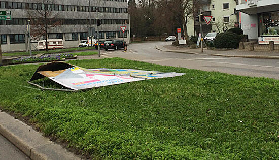 Der Sturm hat am Adenauerplatz in Heilbronn ein Großflächenplakat umgeworfen. Foto: jükü Der Sturm hat am Adenauerplatz in Heilbronn ein Großflächenplakat umgeworfen. Foto: jükü