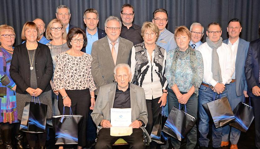 Langj&auml;hrige Mitglieder des Sportvereins Leingarten mit dem Vorsitzenden Horst Weinmann (rechts). Im Vordergrund Werner Pfeil, dem f&uuml;r 75-j&auml;hrige Vereinstreue gedankt wurde.
Foto: Josef Staudinger