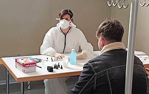 Arbeiten hinter Plexiglasschutz: Die Medizinische Fachangestellte Melina Frey nimmt Patientendaten auf und aktualisiert die Krankenakte. Arbeiten hinter Plexiglasschutz: Die Medizinische Fachangestellte Melina Frey nimmt Patientendaten auf und aktualisiert die Krankenakte.