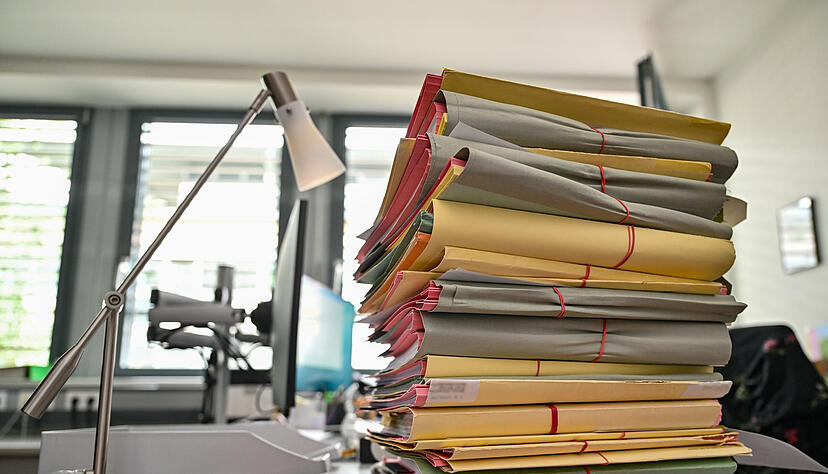 In vielen deutschen Beh&ouml;rden stapeln sich noch immer die Papierakten. Eine neue Studie zeigt: Die B&uuml;rger wollen, dass Beh&ouml;rdeng&auml;nge digital funktionieren.