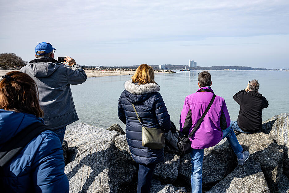 Schaulustige beobachten den vor Niendorf gestrandeten Wal.