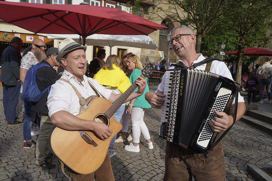 Viele Besucher strömten am Montag zum Ausklang des Hohenloher Weindorfs nach Öhringen und lauschten Livemusik. Viele Besucher strömten am Montag zum Ausklang des Hohenloher Weindorfs nach Öhringen und lauschten Livemusik.