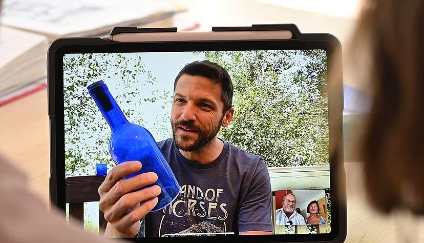 Clint Buffington hat die Flaschenpost gefunden. Clint Buffington hat die Flaschenpost gefunden.