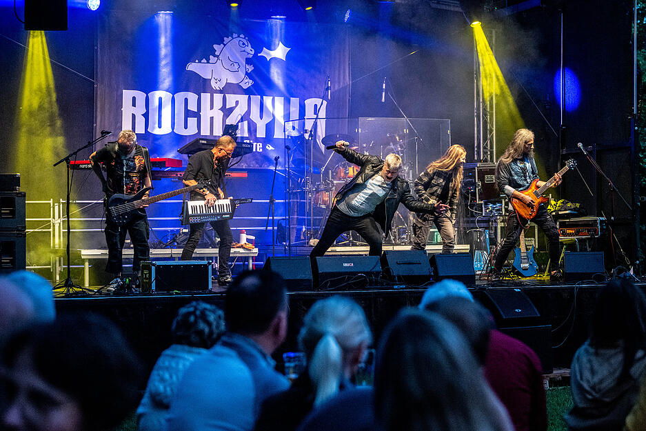 Live-Musik und gute Laune: Die Band Rockzylla bringt Stimmung auf das Parkfest in Bad Rappenau.