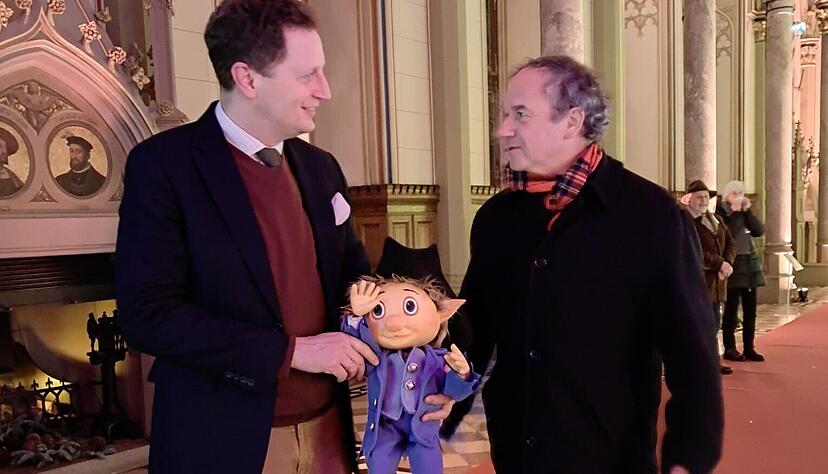 Noch vor Beginn des &bdquo;K&ouml;niglichen Winterzaubers&ldquo; &uuml;berreichte Frank Fraulob (rechts) die fertige Puppe Ende November pers&ouml;nlich an den Hausherren der Burg, Georg Friedrich Prinz von Preu&szlig;en.