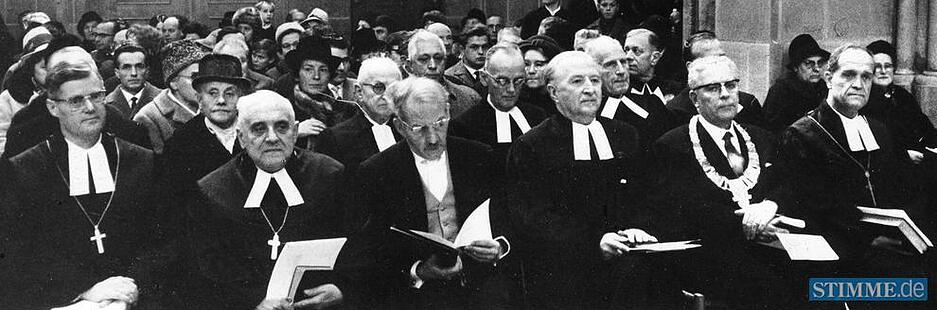 1600 Gläubige und Prominenz versammmeln sich beim Festgottesdienst in der Heilbronner Kilianskirche 1965: v.r. Landesbischof Dr. Eichele, Oberbürgermeister Paul Meyle, Dekan Dr. Siegel, leitender Baumeister Professor Meyer, Prälat Lempp und Prälat Dr. Hege.