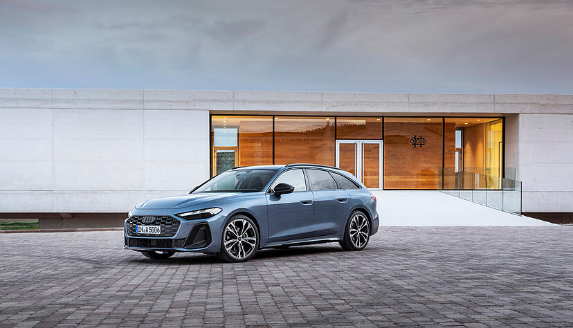 Audi zeigt den neuen A5. Der Nachfolger des A4 wird in Neckarsulm produziert und als Limousine und Kombi namens Avant erhältlich sein.