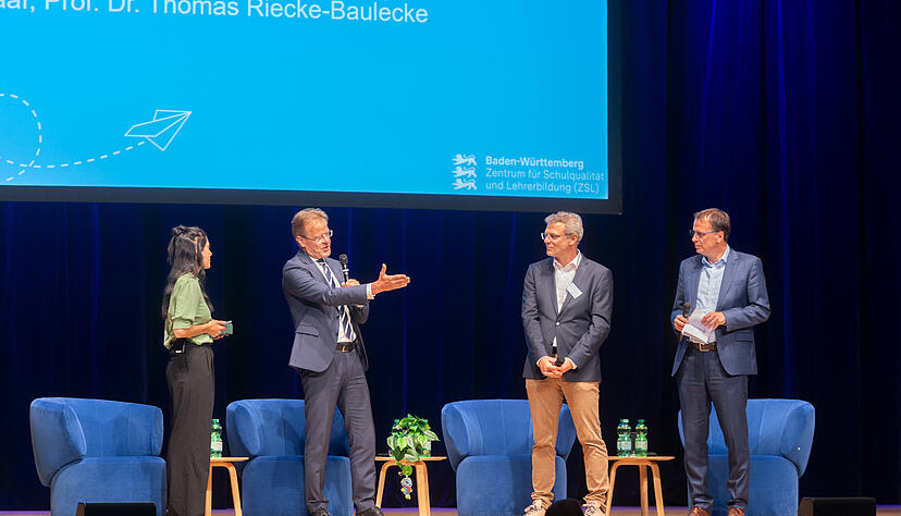 Staatssekretär Volker Schebesta (von rechts), AIM-Geschäftsführer Marco Haaf, Thomas Riecke-Baulecke sowie Clarissa Correa da Silva eröffnen den Diskussionsabend.
