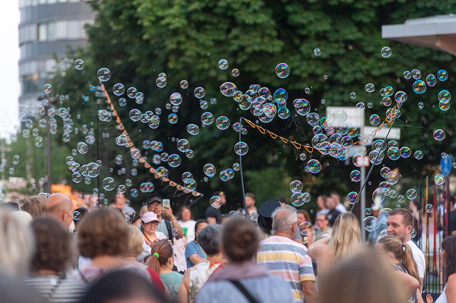 Geboten waren beim Heilbronner Lichterfest über 60 Gastronomie- und Streetfood-Stände, vier Bühnen, beeindruckenden Licht- und Lasershows und ein Familienprogramm. Am Samstag endete das Sommer-Event. Geboten waren beim Heilbronner Lichterfest über 60 Gastronomie- und Streetfood-Stände, vier Bühnen, beeindruckenden Licht- und Lasershows und ein Familienprogramm. Am Samstag endete das Sommer-Event.