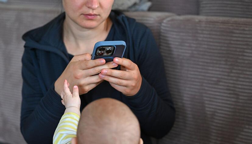 Bildschirme ziehen auch Babys oft magisch an - aber die Familienministerin warnt. (Symbolbild) Bildschirme ziehen auch Babys oft magisch an - aber die Familienministerin warnt. (Symbolbild)