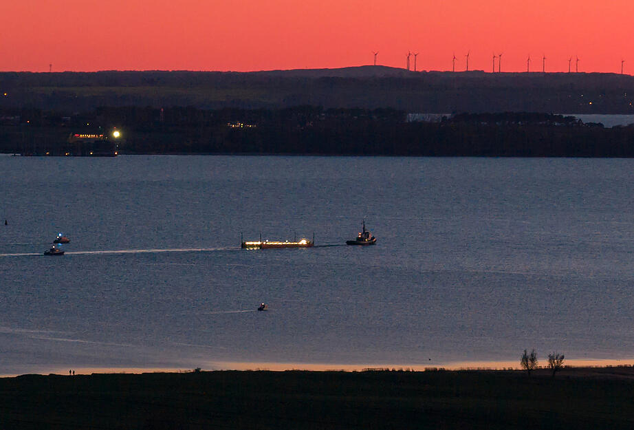 Das Schiff "Robin Hood" hatte noch am Dienstagabend die Barge mit dem gestrandeten Wal durch die Ostsee gezogen (Luftaufnahme mit einer Drohne).