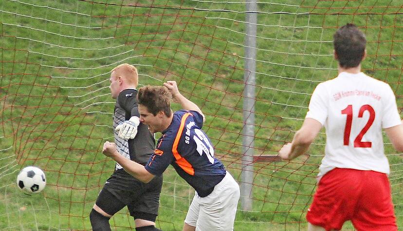 Oliver Pfleger dreht jubelnd ab. Der Wimpfener Stürmer traf in der ersten Minute zum 1:0 und erzielte in der 62. Minute im Spitzenspiel gegen die SGM Krumme Ebene am Neckar den Siegtreffer.Foto: Alexander Bertok Oliver Pfleger dreht jubelnd ab. Der Wimpfener Stürmer traf in der ersten Minute zum 1:0 und erzielte in der 62. Minute im Spitzenspiel gegen die SGM Krumme Ebene am Neckar den Siegtreffer.Foto: Alexander Bertok